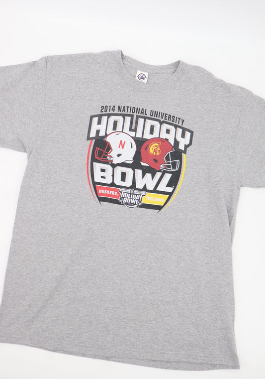 2014 HOLIDAY BOWL HUSKERS VS TROJANS TEE (XL)